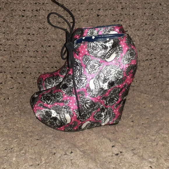 IRON FIST-Bright Light-Pink Satin Black Skull-Wedge Booties-Sz 6-Excellent - Picture 2 of 7